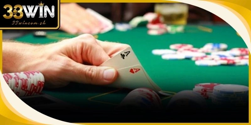 Dealer chuyên nghiệp thực hiện thao tác chia bài chuẩn xác cho thành viên